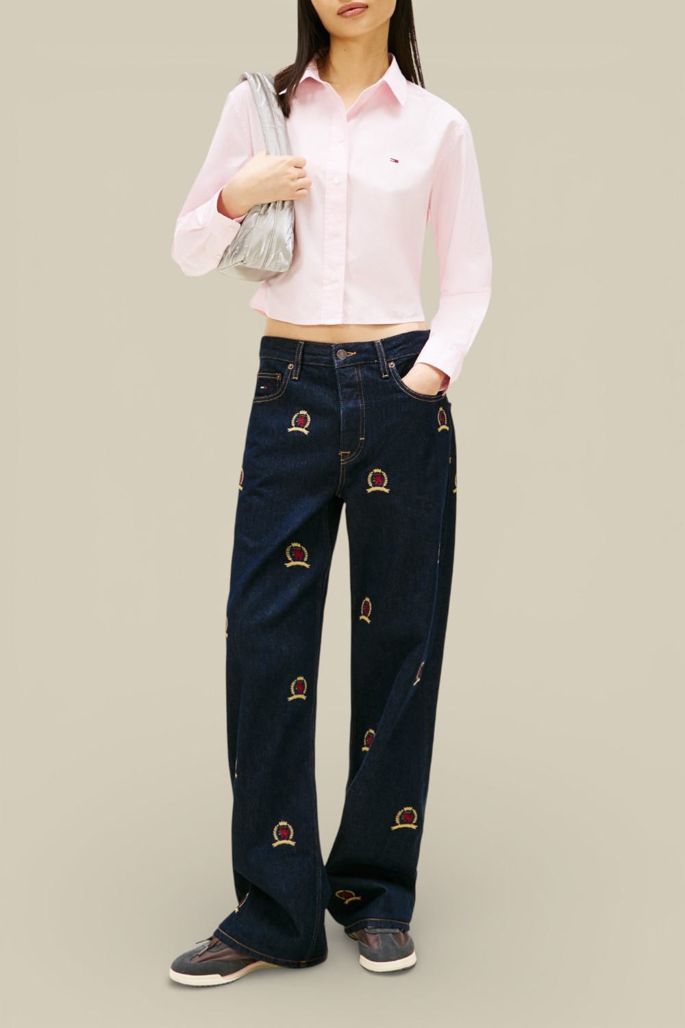 תמונת כל הלוק של חולצה מכופתרת קרופ